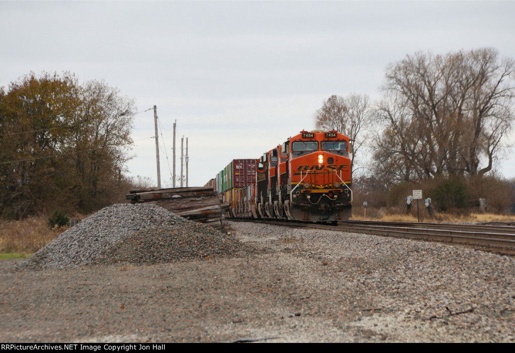 BNSF 7454 East waits for the signal block ahead to clear before proceeding again